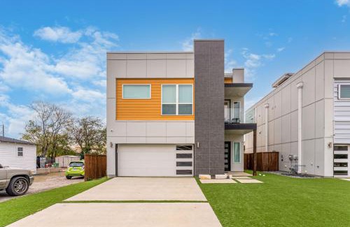 West Dallas Villa | Luxury Home With Rooftop Views