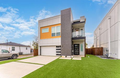 West Dallas Villa | Luxury Home With Rooftop Views