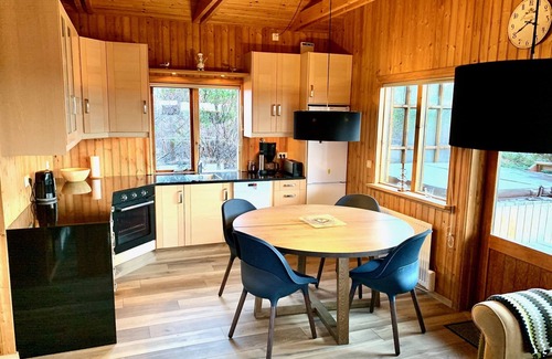 Borgarnes Cottage | Luxury House with a Cozy Guesthouse + Hot Tub close to Snæfellsnes National Park