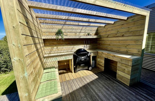 Borgarnes Cottage | Luxury House with a Cozy Guesthouse + Hot Tub close to Snæfellsnes National Park