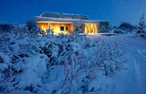 Borgarnes Cottage | Luxury House with a Cozy Guesthouse + Hot Tub close to Snæfellsnes National Park