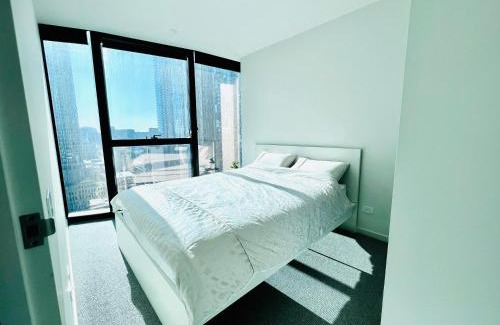 Melbourne Central Business District Apartment | Luxury Indoor Pool, Jacuzzi, Sauna and Steam