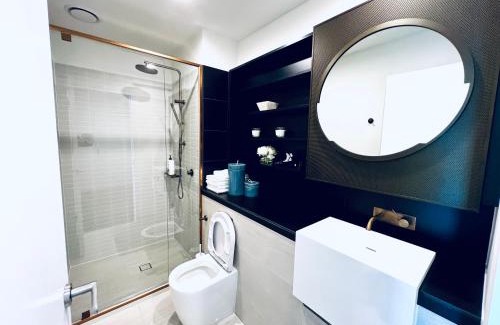 Melbourne Central Business District Apartment | Luxury Indoor Pool, Jacuzzi, Sauna and Steam