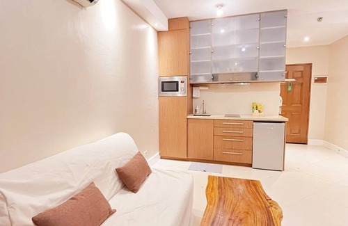 Ermita Night District Condo | Luxury King 1BR 1BA Condo w/Balcony, Bayview, Pool, Netflix