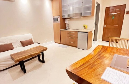 Ermita Night District Condo | Luxury King 1BR 1BA Condo w/Balcony, Bayview, Pool, Netflix