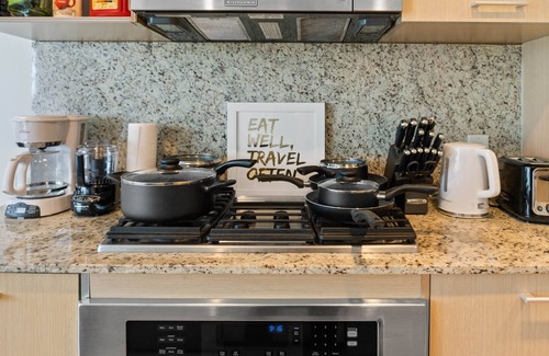 Southwest Edmonton Condo | ★Luxury King Bed Suite Century Park Ntfl,UGprk★