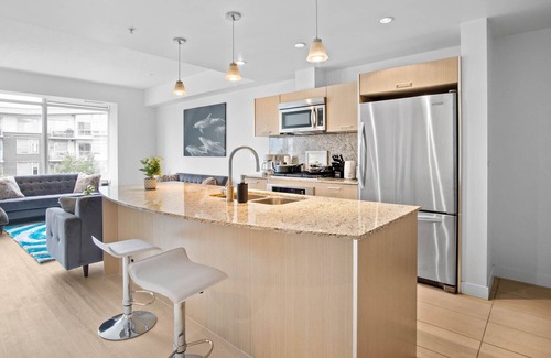 Southwest Edmonton Condo | ★Luxury King Bed Suite Century Park Ntfl,UGprk★