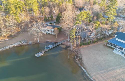 Gilbert House | Luxury Lake Retreat w Hot Tub Game Room for 12