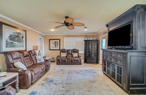 Gilbert House | Luxury Lake Retreat w Hot Tub Game Room for 12