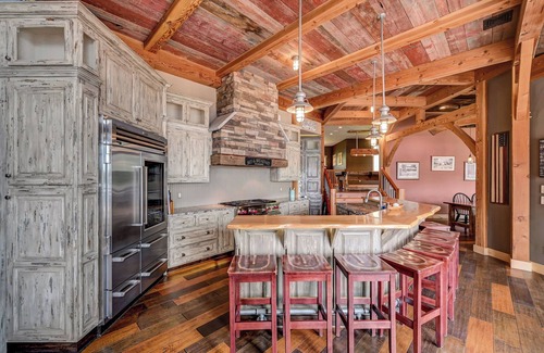 Montrose House | Luxury Lakefront Timber Frame Cabin: Hot Tub, Kayaks, Gym, Fishing, Sleeps 14+