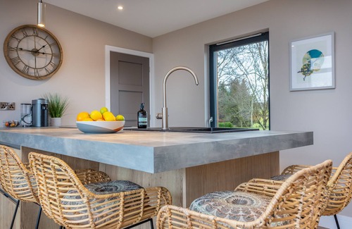 Kippen Apartment | Luxury Lodge with deck, hot tub, mountain views