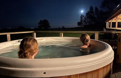 Stone in Oxney Apartment | Luxury Log Cabin with a Hot Tub