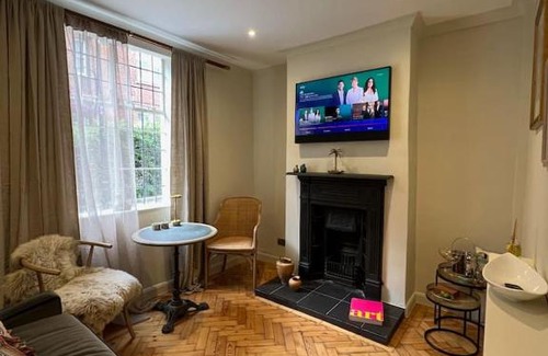 Vincent Square Apartment | Luxury London English Charm