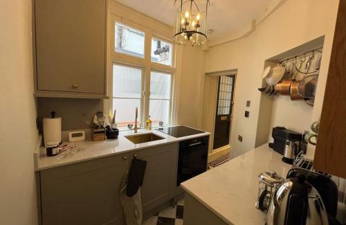 Vincent Square Apartment | Luxury London English Charm