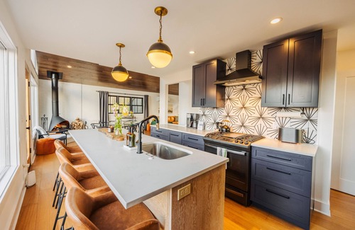 Hunter House | Luxury Modern "Treehouse" w/Spa, Footsteps to Skiing in Hunter Mountain.