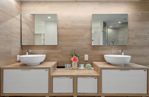 Palm Beach Gardens House | Luxury Modern Waterfront House in BEST Location! King Bed Suite & Close to Beach