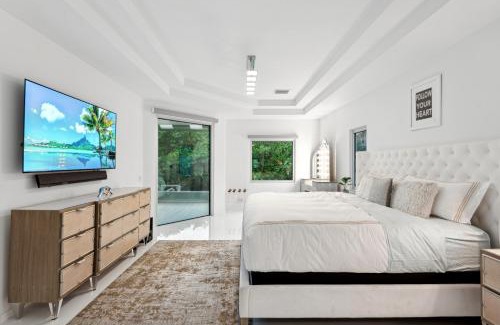 Palm Beach Gardens House | Luxury Modern Waterfront House in BEST Location! King Bed Suite & Close to Beach