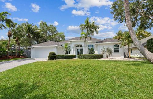 Palm Beach Gardens House | Luxury Modern Waterfront House in BEST Location! King Bed Suite & Close to Beach