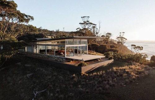 Rocky Hills Villa | Luxury modernist beach house retreat on Tasmania's beautiful East Coast