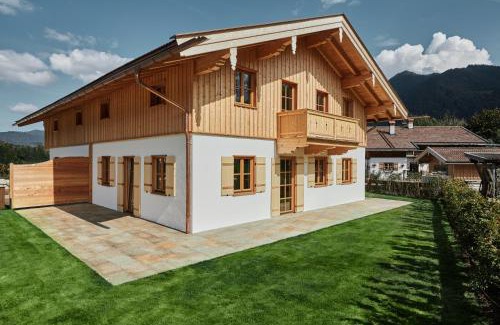 Kreuth House | Luxury Mountain View Chalet next to Tegernsee for Family & Friends - including Sauna & free parking