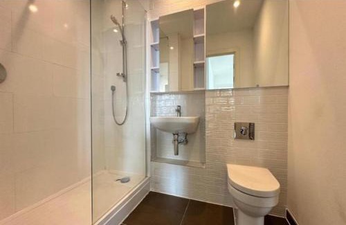 Woolwich Apartment | Luxury Nest in the City Glow