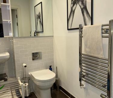 Woolwich Apartment | Luxury Nest in the City Glow