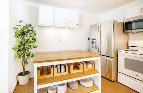 East Shore House | Luxury New Haven Retreat Private Pool, Gym, Cinema Near Yale & Beaches