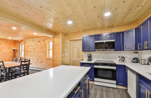 Hunter House | Luxury New Log home Pool Sauna Hot Tub Game Room