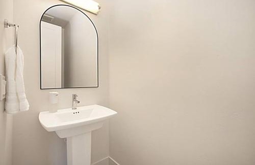 Stockton Apartment | Luxury NEW Residence with Private Rooftop, Downtown in minutes