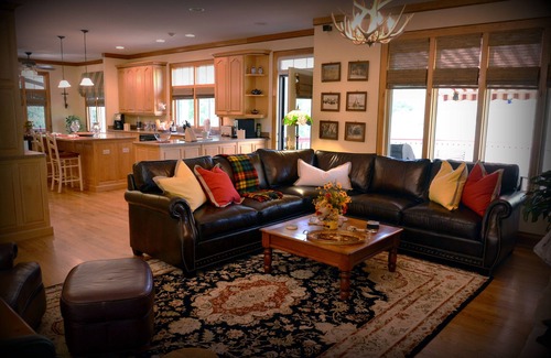Mount Berry House | Luxury NW Ga Lake Home On 90 Acres near Rome Braves, Berry College, Barnsley