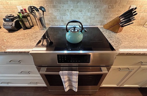 Lafayette House | Luxury Oasis 2bed/2bth+Sauna