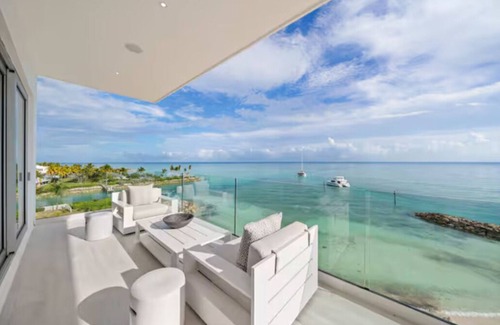Nassau Condo | Luxury Oceanfront Oasis: 4BR Condo with Stunning Views & Exclusive Beach Access!