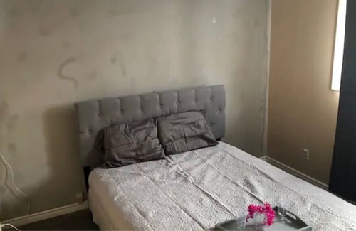 Whyte ave House | LUXURY Off Whyte 2 Bdrm Elegance & Convenience