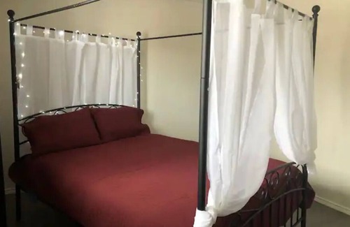 Whyte ave House | LUXURY Off Whyte 2 Bdrm Elegance & Convenience