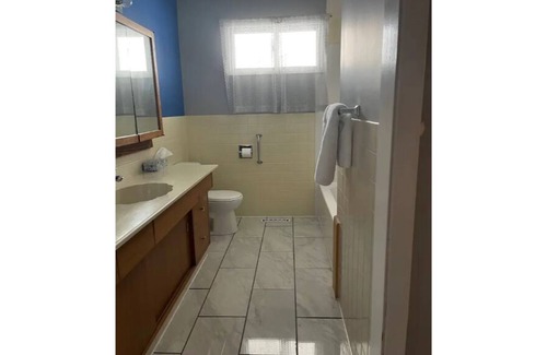 Whyte ave House | LUXURY Off Whyte 2 Bdrm Elegance & Convenience