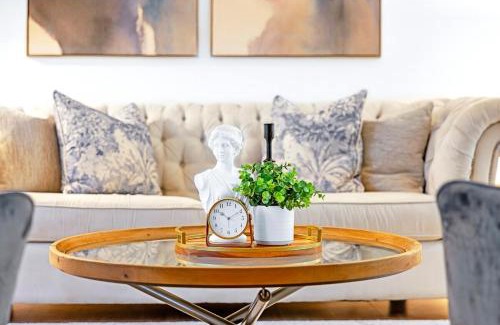 Historic Old Town Villa | Luxury Old Town Winter Retreat- Hot Tub and Games