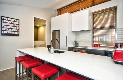Queenstown City Centre Apartment | Luxury on the Lake