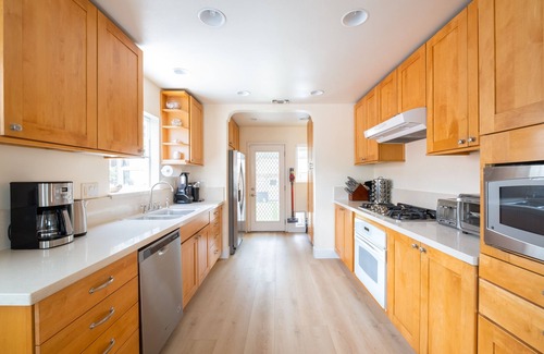 North Pacific Beach House | Luxury Pacific Beach Family Getaway Steps to Beach Jacuzzi Yard AC Garage BBQ