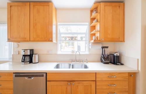 North Pacific Beach House | Luxury Pacific Beach Family Getaway Steps to Beach Jacuzzi Yard AC Garage BBQ