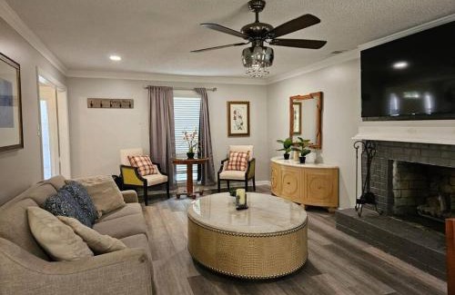 Cordova House | Luxury Pool with King beds Near Shops and Dining