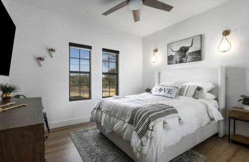 Dripping Springs Villa | Luxury Ranch Retreat Pickleball & Pool, Sleeps 18