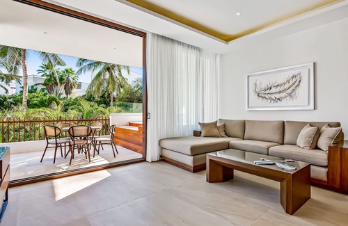 La Puntilla Apartment | Luxury resort apartment with full kitchen, jetted tub, pools, & tennis