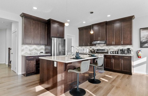 Calgary House | Luxury Retreat Hot Tub Pool Table 3 King Bed