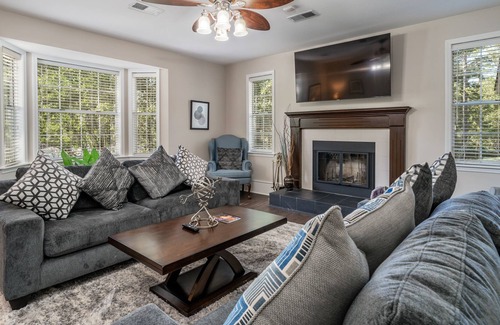 Mid America House | Luxury Rock Creek INN near Lake Hamilton