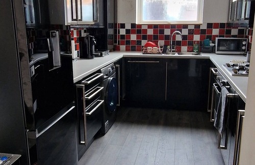 Milford Haven Cabin | Luxury Sea View Modernised Pembrokeshire Cottage