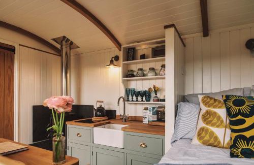 Mabe Other | Luxury Shepherd's Hut on Meadow with Outdoor Bath in Mid Cornwall