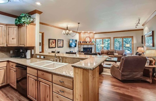 Four O'Clock Condo | Luxury Ski-in/ski-out - Blocks From Downtown