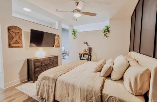 Deep Ellum Apartment | Luxury Skyline Escape, FIFA World Cup, Sauna, King Bed, DT View