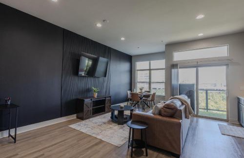 Deep Ellum Apartment | Luxury Skyline Escape, FIFA World Cup, Sauna, King Bed, DT View