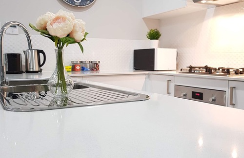 Balga House | Luxury Stylish House with private courtyard, Walk to Park & Shop,10min to beach
